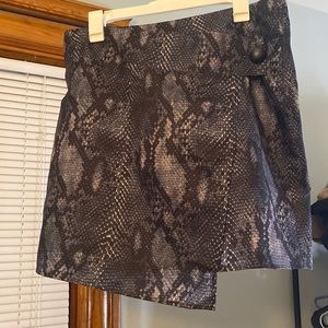 Pretty Little Thing Snake skin print skirt
